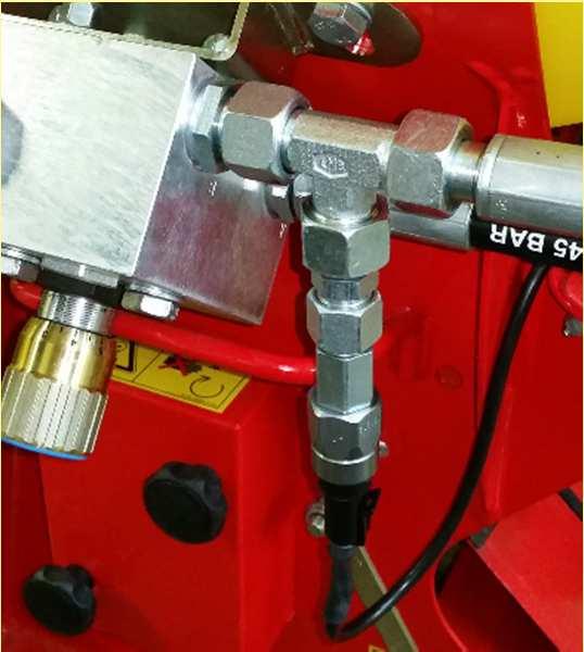 Wyłącznik hydrauliczny (Rysunek 22) sygnalizuje w module sterującym, jeśli w przewodzie zbiornika silnika hydraulicznego występuje zbyt wysokie ciśnienie (10 barów).
