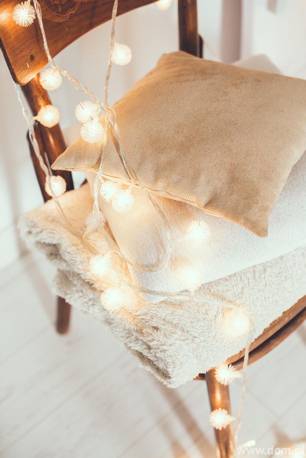 Nastrój budują lampki cotton balls