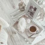 zamiłowanie do górskiej przyrody. Jak urządzić mieszkanie w stylu chalet? Zainspiruj się! Białe aranżacje shabby chic.