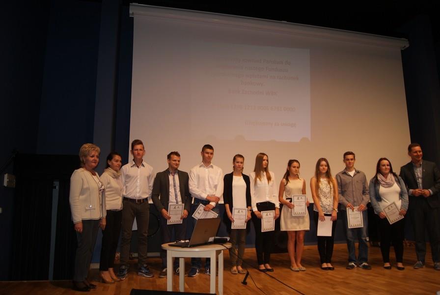 PRIORYTET 3 Nauka, szkolnictwo wyższe, edukacja, oświata i wychowanie. Celem ogólnym tego priorytetu jest pomoc stypendialna zdolnej, aktywnej i dobrze uczącej sie młodzieży z terenu Gminy Ostróda.