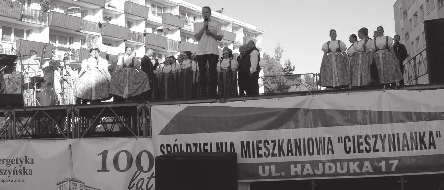 Obok na boisku gry i zabawy zręcznościowe dla dzieci i młodzieży organizował i prowadził pan Łukasz Kłoda z ekipą ze Stowarzyszenia Sportowego GramOLajf.
