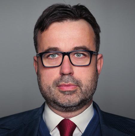 Arbitrażowego przy KIG. Jest certyfikowanym mediatorem Centrum Mediacyjnego przy Naczelnej Radzie Adwokackiej, a także solicitorem w Anglii i Walii (niewykonującym aktualnie zawodu w tej jurysdykcji).
