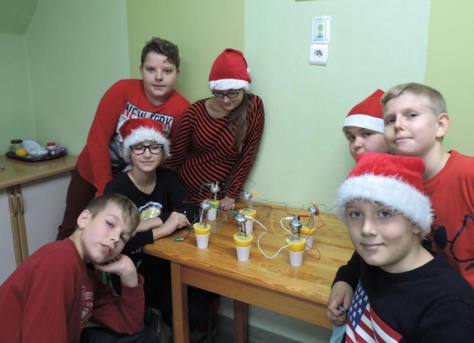 pomiędzy metalami a