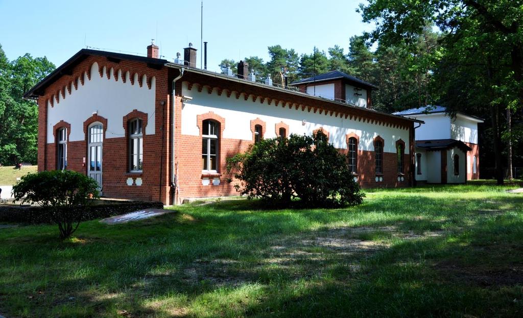 Woda uzdatniona jest magazynowana w dwóch zbiornikach, po czym zostaje tłoczona do miasta za pomocą zestawu pompowego w skład którego wchodzi 6 pomp wielostopniowych pionowych.