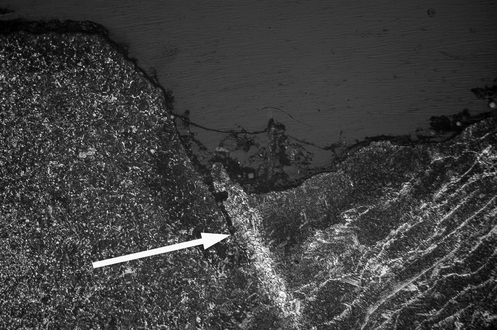 Rys. 12. Mikroprzyklejenie w próbce 1-O, Q L=1,50 kj/mm. Pow. 100 Fig. 12. Micro lack of fusion in the specimen 1-O, Q L = 1,50 kj/mm. Magn.