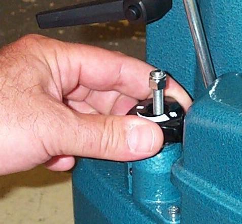 Aby zwiększyć nacisk bębna na podłogę przekręć pokrętło śruby regulacyjnej przeciwnie do ruchu wskazówek zegara.