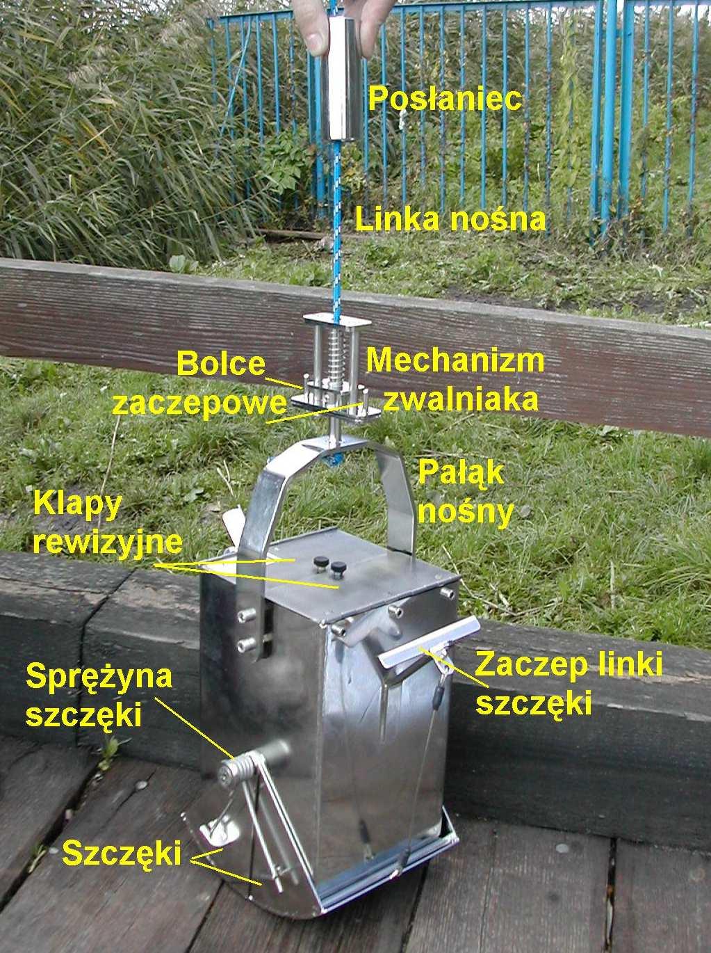 PRÓBNIK OSADU DENNEGO TYPU EKMANN f-my KC Denmark nr kat. 12.000 Próbnik osadów dennych typu Ekmann jest próbnikiem typu "skrzynkowego". Jest wykonany całkowicie ze stali nierdzewnej (AISI 316).