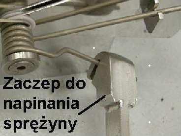 Naprężanie sprężyn z użyciem "zaczepu" 2. Naprężanie linek rękoma Naprężanie linek szczęk z użyciem "zaczepu" do sprężyn Postawić próbnik na równym podłożu np.