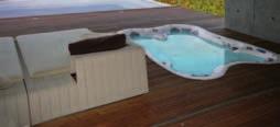 Sarena Bay Kolekcja Bay Sarena Bay to najbardziej luksusowa wanna spa do hydromasażu na świecie. Jej opływowe, opatentowane wzornictwo doskonale dopasowuje się do atmosfery miejsca instalacji.
