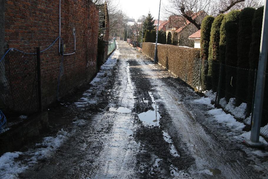 Inwestycje w infrastrukturę Drogi wewnętrzne: 1 771 000 zł Utwardzenie placu przy szkole 11 z wykonaniem zjazdu do ul. Kraszewskiego (396 tys. zł) Budowa parkingu przy ul. Benedyktyńskiej (410 tys.