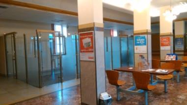 Budynek, na terenie którego znajduje się przedmiot wynajmu wyposażony jest w instalacje: energetyczną,