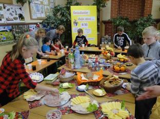 W ramach realizacji programu zorganizowano naradę dla 24 nauczycieli, prowadzono dystrybucję materiałów edukacyjnych do placówek
