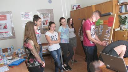 zdobytej wiedzy w dalszej edukacji rówieśniczej. W 3 szkoleniach uczestniczyła młodzież kl.