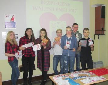 Wszyscy uczestnicy Obchodów Światowego Dnia AIDS przypięli czerwone wstążeczki na znak solidarności z