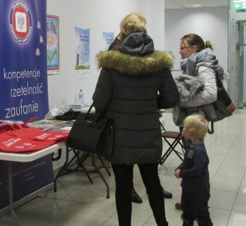 pomiary zawartości tlenku węgla w wydychanym powietrzu, pomiary ciśnienia tętniczego i poziomu cukru we krwi. Rys. 11.