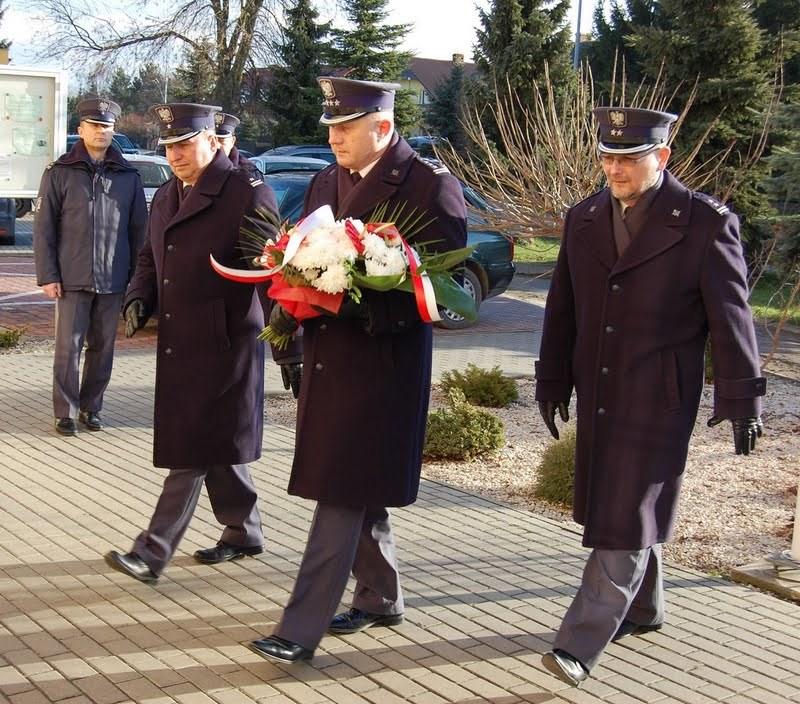 Obchody 36. rocznicy wprowadzenia stanu wojennego w Hrubieszowie przy Zakładzie Karnym Upamiętnienie wydarzeń grudnia 1981 roku Z okazji 36. rocznicy wprowadzenia stanu wojennego, 13 grudnia 2017 r.