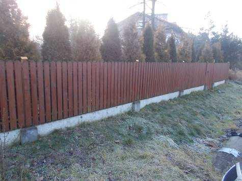 W środku budynku wymieniono wszystkie wykończenia, a więc wymieniono tynki, posadzki, instalację elektryczną, część instalacji sanitarnej. Wykonano schody na poddasze.
