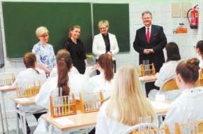 2 Projekt Erasmus+, czyli Efekt Motyla Trudno uwierzyć, ale wkrótce miną trzy lata współpracy Zespołu Szkół w Czerwionce-Leszczynach ze szkołami z Włoch, Francji, Hiszpanii,