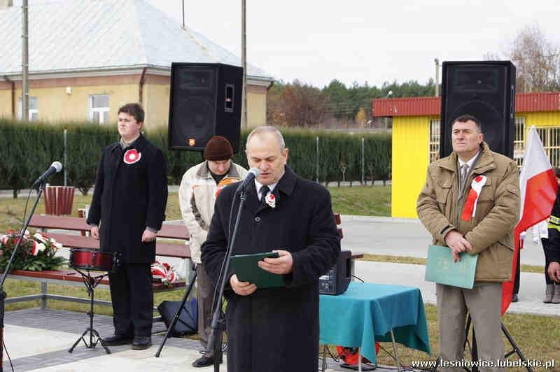 Uroczystość otworzył występ Młodzieżowej Orkiestry Dętej z Leśniowic, po którym Pan Jarosław Smalej zgłosił Wójtowi Gminy gotowość do Gminnych Obchodów Święta Niepodległości.