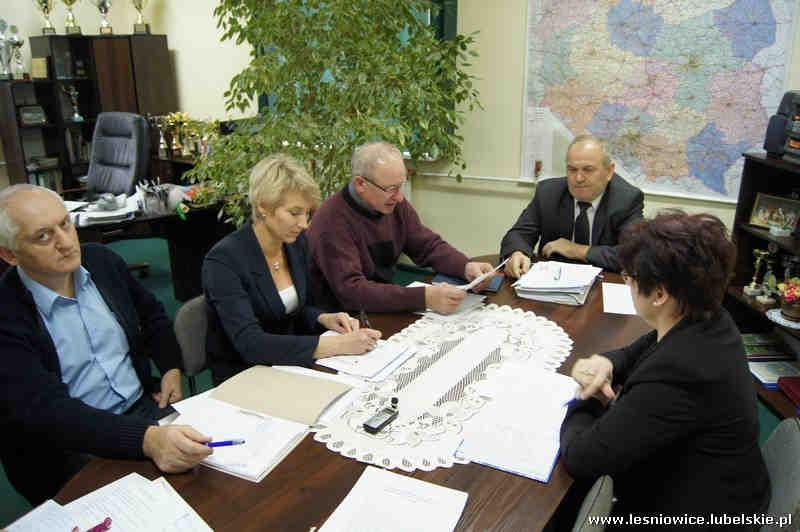 Narada Kierownictwa Urzędu W dniu 16 listopada 2011 r. odbyło się kierownictwo, w którym udział wzięli: Wójt Gminy, Sekretarz, Skarbnik oraz kierownicy referatów oraz jednostek organizacyjnych urzędu.