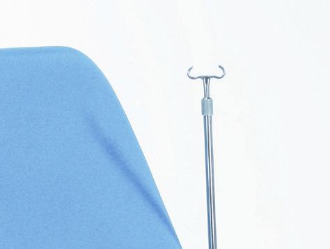 4. Akcesoria opcjonalne Wieszak kroplówki Włożyć wieszak kroplówki do chromowanego przesuwanego uchwytu umieszczonego tuż