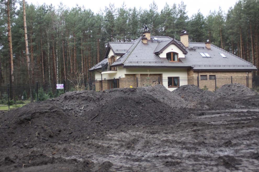 przestrzennego miasta-ogrodu lub osiedla leśnego oraz leśnego charakteru niezabudowanej części działki budowlanej, zachowanie starych drzew w ogrodach, c)