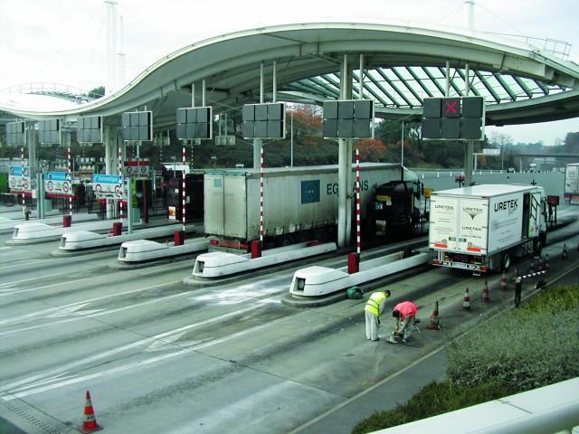 Przykłady zastosowań (3) Biarriz (Francja) droga A63, punkt poboru opłat, powierzchnia wzmocnienia 135 m², nawierzchnia w technologii