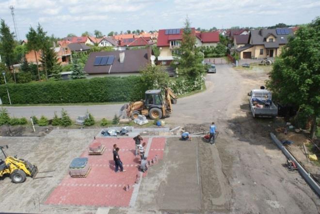 Ogółem zamontowano osiemnaście zestawów siłowni zewnętrznych na przygotowanych płytach z kostki brukowej.