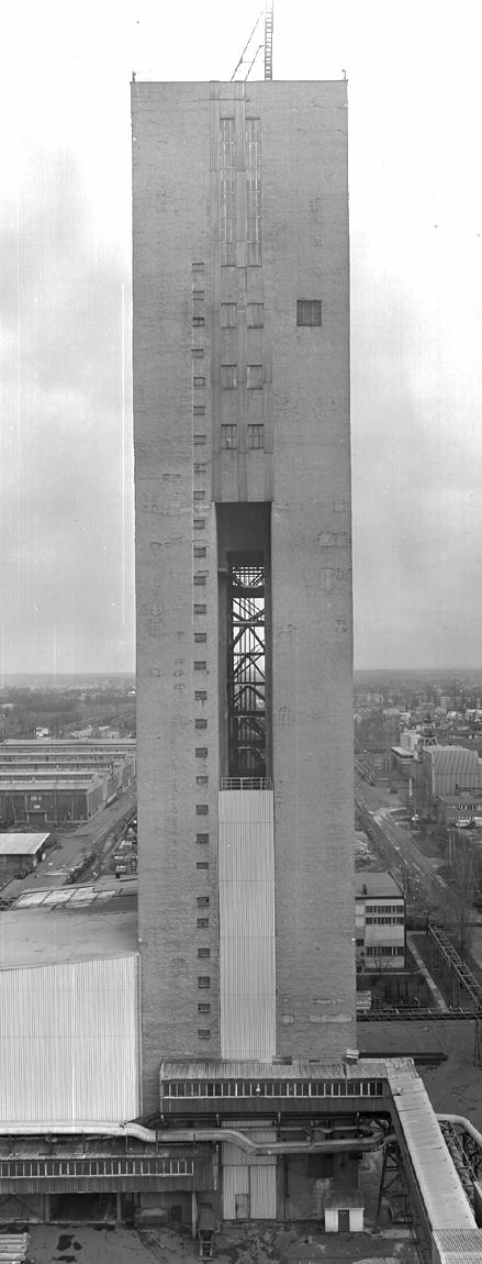 28-2 Archiwum Fotogrametrii, Kartografii i Teledetekcji, vol. 1, Kraków 2 Rys.1.: Fotografia badanej wieży wyciągowej W głowicy wieży (na wysokości ok.