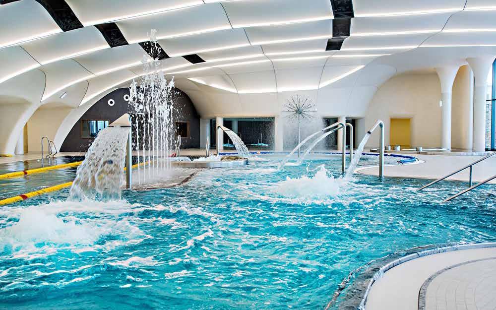 hydromasażem wewnątrz: powierzchnia lustra wody - 12,4 m 2, wydajność stacji - 168 m 3 /h solankowa wanna z hydromasażem na zewnątrz: powierzchnia lustra wody - 4,9 m 2, wydajność stacji -