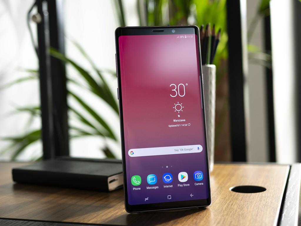 Galaxy Note9 oferuje również tryb Samsung DeX. Samsung DeX jest teraz dostępny z opcjonalnymi adapterami HDMI.