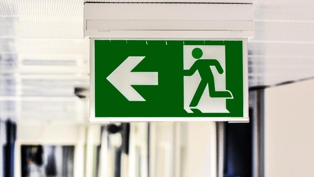 PPOŻ zasady ewakuacji z budynków W każdym budynku powinna być zagwarantowana możliwość przeprowadzenia ewakuacji ludzi, ewentualnie ich bezpiecznego przetrwania w miejscu przebywania.
