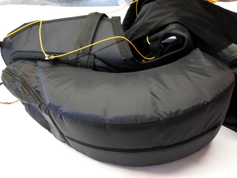 11. Protektor Techno jest wyposażona w protektor gąbkowo-powietrzny o grubości 15 cm. Sposób mocowania protektora jest przedstawiony na zdjęciach poniżej. 1. Przed lotem Przed każdym lotem konieczna jest dokładna kontrola uprzęży.