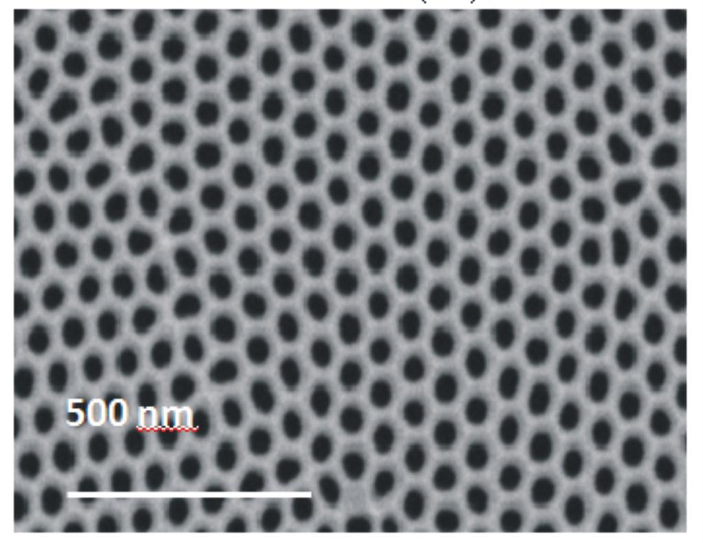 a) b) Rysunek 12: a) Obraz macierzy antykropek o średnicy d = 55 nm otrzymany skaningowym mikroskopem elektronowym. Widoczne są granice pomiędzy obszarami o lokalnym uporządkowaniu heksagonalnym.
