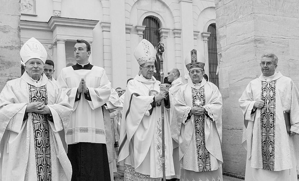 KURIA DIECEZJALNA Wielki Piątek w marcu 2005 r. w watykańskiej kaplicy przytulał swoje oblicze właśnie do tego Krzyża.
