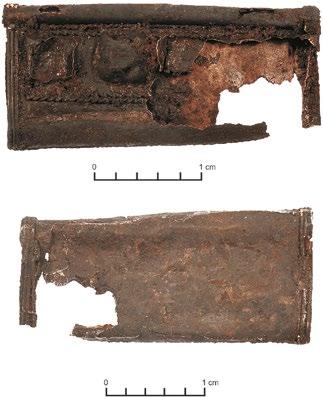 2. nr inw. 51/08. Kaptorga prostokątna, srebro, filigran, repusowane guzy; wym.: 3 1,4 cm; waga 1,08 g (ryc. 2) Kaptorga zachowana z dużym brakiem w prawym dolnym narożniku.