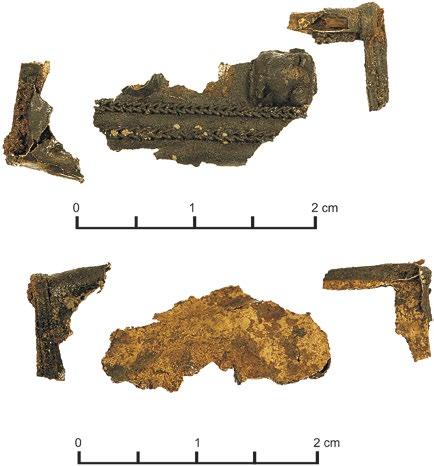 3. nr inw. 52/08. Trzy fragmenty kaptorgi prostokątnej; srebro, filigran, repusowane guzy; wym.: 2 1,3 cm; 0,8 0,6 cm; waga 0,44 g (ryc.