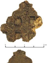 6. nr inw. 55/08. Zawieszka krzyżowata; srebro; filigran i granulacja na blaszanym podkładzie; wym.: 3,15 2,5 cm; waga 2,08 g (ryc. 6; 6a) Ryc. 6. Zawieszka krzyżowata (nr inw.