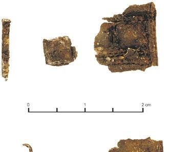 12. nr inw. 61/08. Pół kaptorgi prostokątnej; srebro, filigran, repusowane guzy; wym.: 1,3 1,15 cm; waga 0,30 g (ryc.