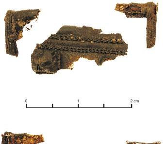 13. nr inw. 62/08. Fragmenty kaptorgi prostokątnej, srebro; filigran; wym.: 1 1,4 cm; waga 0,22 g (ryc. 13) Kilkanaście fragmentów kaptorgi, z których największy ma powyższe dane.
