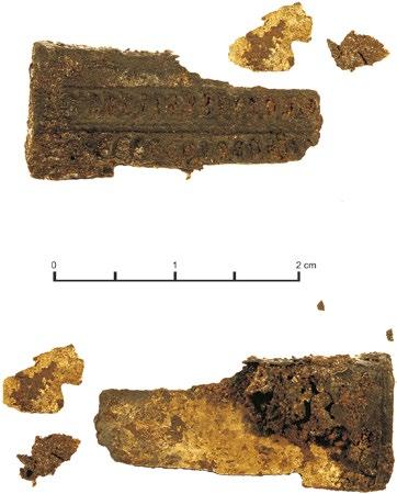 15. nr inw. 64/08. Fragment kaptorgi prostokątnej; srebro; filigran; waga 0,62 g; wym.: 2,4 1,1 cm (ryc.