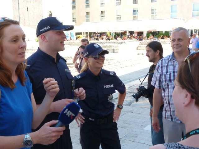 ogłoszenia o naborze na służbę poza granicami kraju.