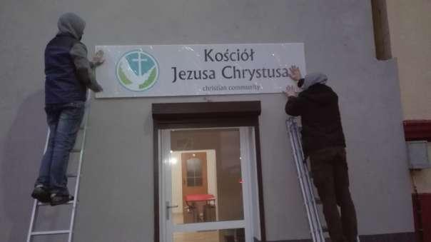 15 grudnia została zamocowana zamówiona przez nas tablica informacyjna na budynku, w którym