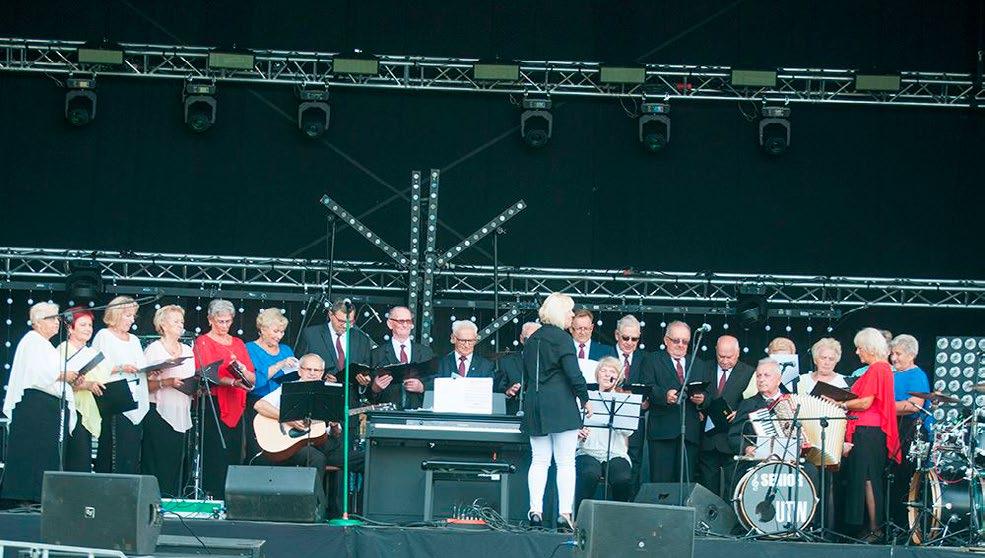 CHÓR UNIWERSYTETU TRZECIEGO WIEKU NOWE HORYZONTY (Wolbrom, Poland) Dyrygent / conductor: Neonila Piekarz 1.