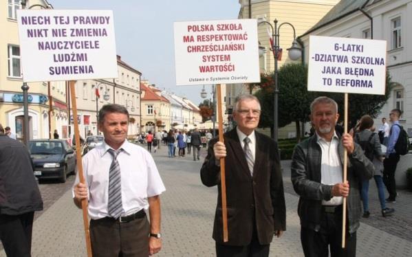 Zadanie 7. Forma protestu przedstawiona na ilustracji to: A. strajk B. manifestacja C. wiec D. pikieta Zadanie 8. Materiał źródłowy do zadania 15.