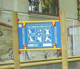 Elementy zabawowe na placu zabaw a.