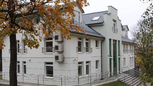 Przyjmując zmierzoną przez rzeczoznawcę powierzchnię biurową ustalono, że w pierwszym roku dzierżawy czynsz od rzeczywistej powierzchni 574,23 m 2 powinien wynosić 14.126,06 zł brutto, a nie 35.