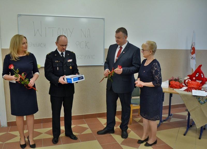 Uroczysta Gala Honorowych Dawców Krwi W sobotę 25 listopada w Powiatowym Zespole Szkół nr 2 w Kościerzynie świętowano Dzień Honorowych Dawców Krwi Polskiego Czerwonego Krzyża.