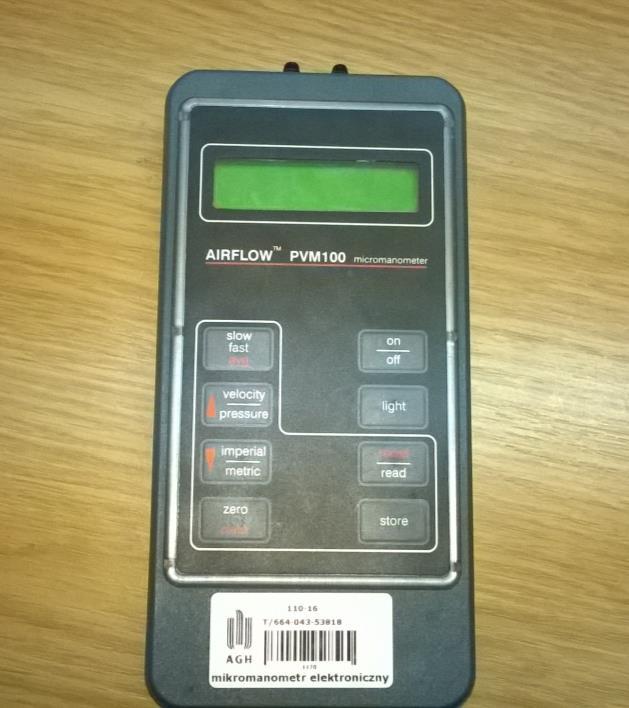 4. PRZYRZĄDY POMIAROWE Rys. 2 Mikromanometr AirFlow OPIS Mikromanometr PVM100 jest mikroprocesorowym przyrządem do pomiarów małych różnic ciśnień. DZIAŁANIE Przyrząd może pracować w dwóch trybach.