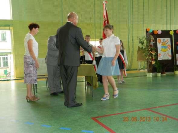Nasze sukcesy w roku szkolnego 2012/2013 Dnia 26 czerwca 2013r. odbyło się uroczyste pożegnanie uczniów klas VI. W tym roku szkolnym szkołę ukończyło 35 uczniów. Nagrody otrzymało 8 uczniów.
